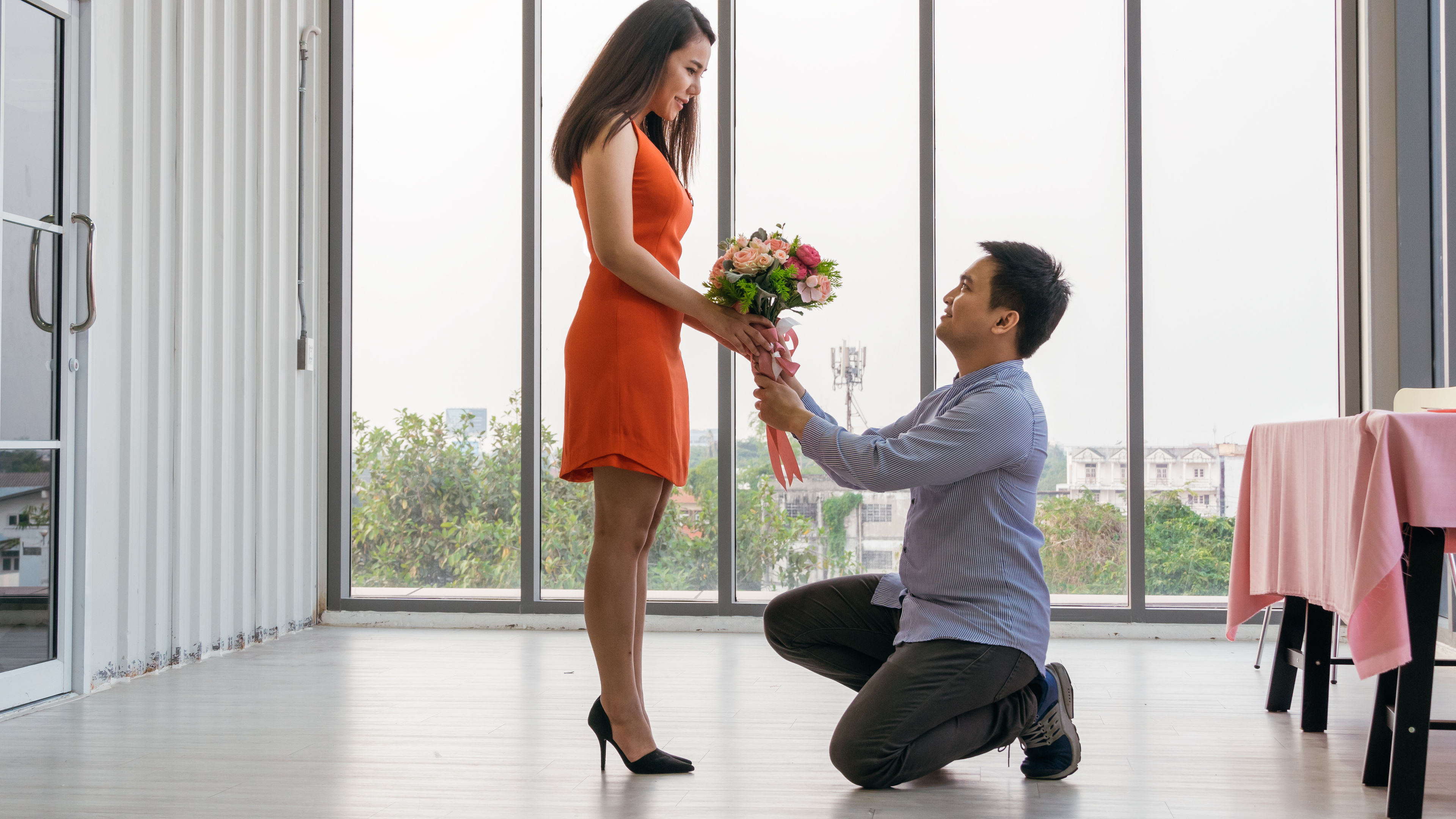 A young man proposing a woman 