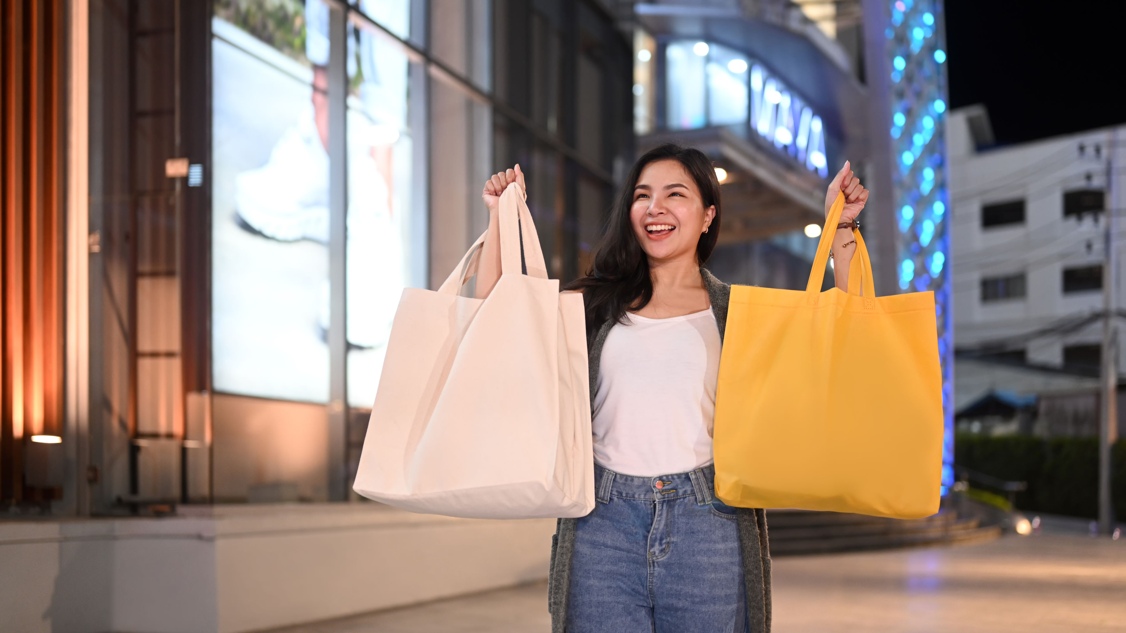Fashion woman with shopping bags