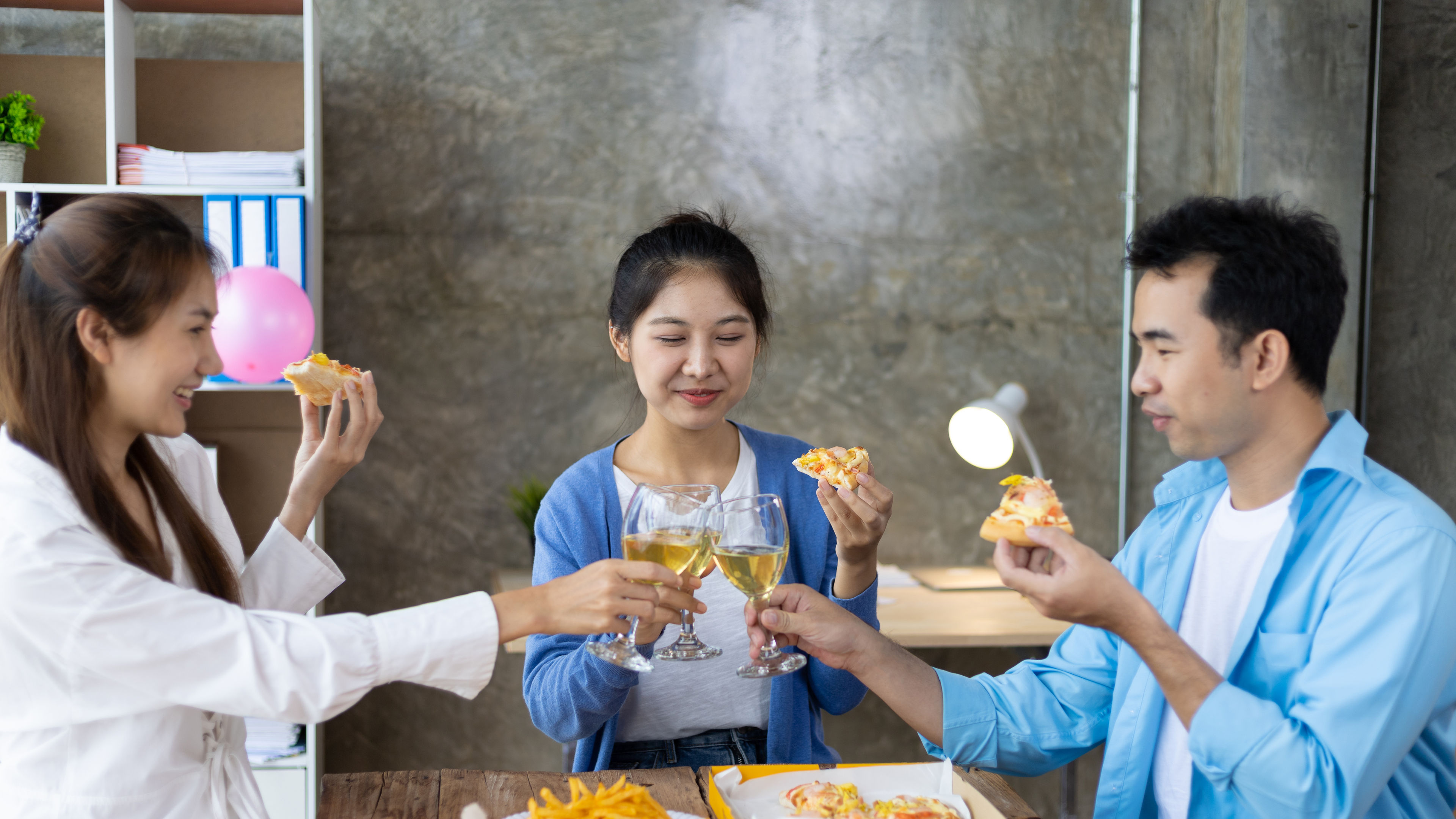 探索香港嘅屋頂酒吧，呢度擁有充滿活力嘅氛圍、壯麗嘅景色同美味嘅雞尾酒。 使用獨家促銷代碼嘅優惠計劃您的訪問。 