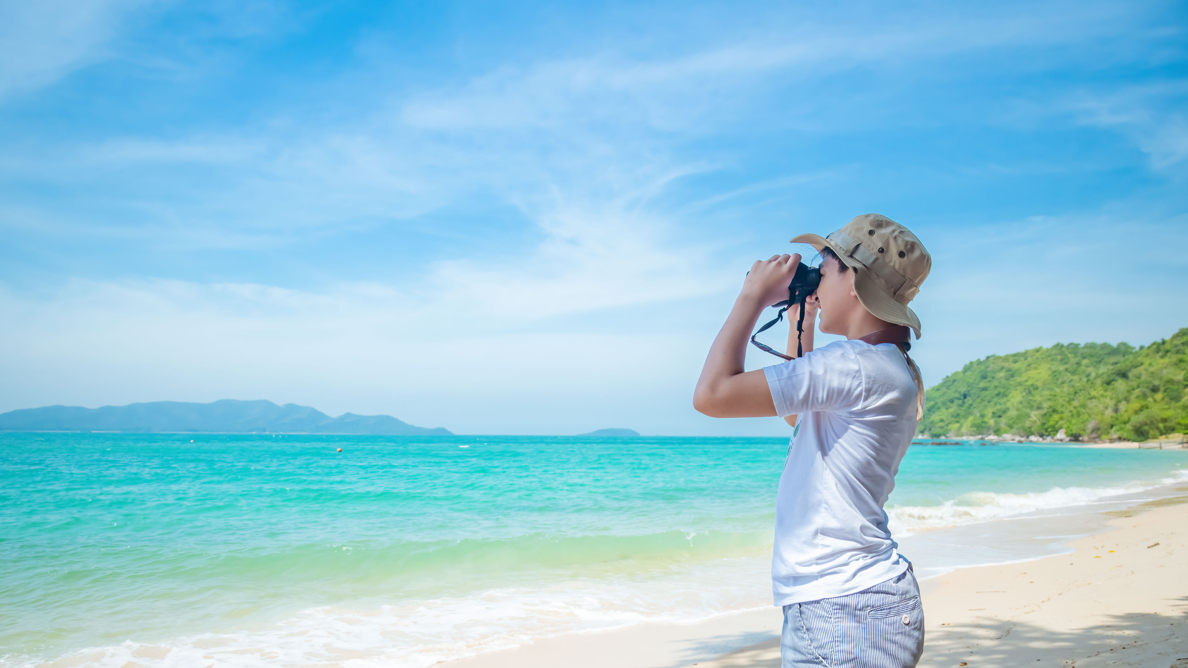 Image of a child with binoculars 
